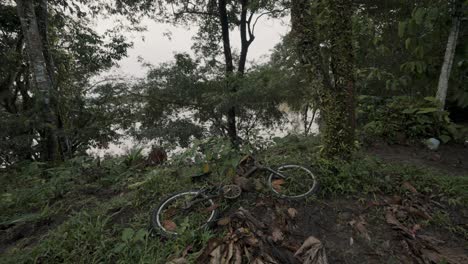 Una-Vieja-Bicicleta-Dejada-En-El-Bosque,-Selva-Amazónica-En-Ecuador---Ancha