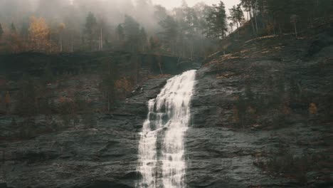 Über-Dem-Wasserfall-Am-Aselvi-Fluss-Hängt-Dünner-Nebel