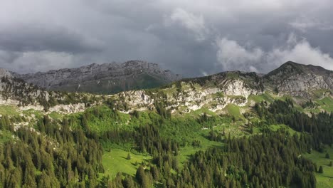 Filmisches-Licht-Auf-Einer-Wiese-In-Den-Französischen-Alpen-Mit-Stürmischem-Himmel