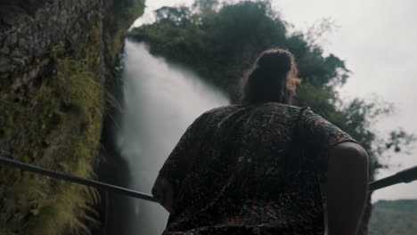 Reisender-Auf-Dem-Aussichtspunkt-Des-Wasserfalls-Pailon-Del-Diablo-In-Rio-Verde,-Ecuador