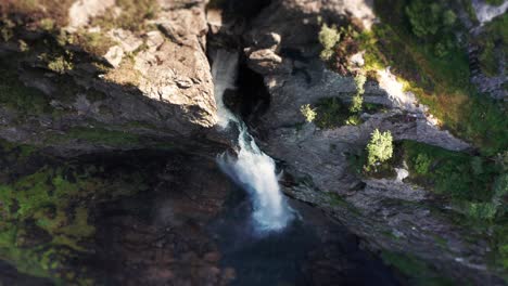 Luftaufnahme-Des-Wasserfalls,-Der-In-Eine-Tiefe-Schlucht-Stürzt