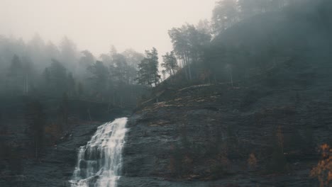 Über-Dem-Wasserfall-Hängt-Dünner-Nebel