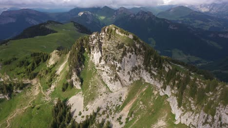Luftaufnahme-Eines-Berggipfels-In-Den-Französischen-Alpen-Mit-Filmischem-Licht
