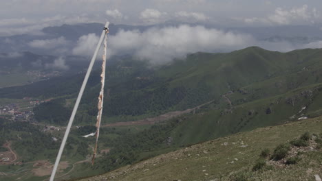Blick-Auf-Die-Berge-Des-Kaukasus-An-Einem-Bewölkten-Tag