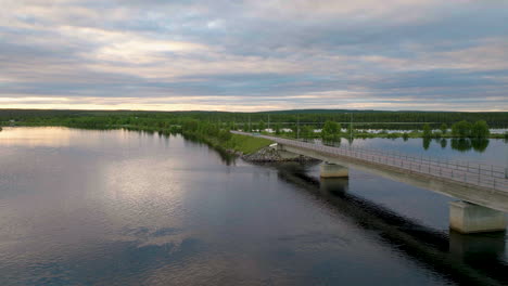 Puente-Sobre-El-Pintoresco-Río-En-Laponia,-En-El-Norte-De-Suecia