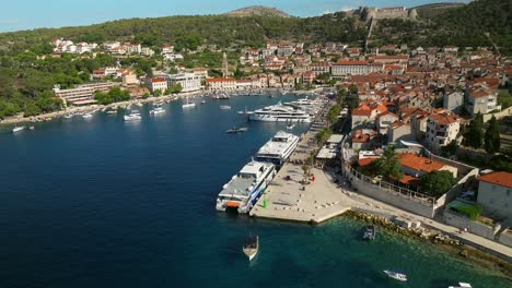 Kleines-Boot-Außerhalb-Des-Hafens-Von-Hvar-Kroatien