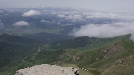 Vista-Desde-Arriba-A-Través-De-Las-Nubes-En-El-Valle-De-La-Montaña