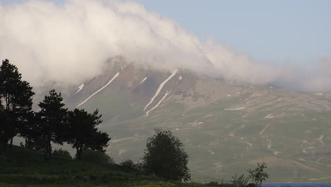 Wolken-über-Bergen-In-Bakuriani-Georgia---Breit