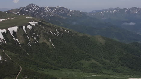 Pintorescas-Montañas-Del-Cáucaso-En-Georgia---Panorámica