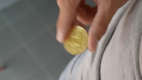 Eine-Glänzende-Goldene-Ethereum-Münze,-Die-Hineingesteckt-Wird