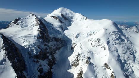 Großer-Berg-Mit-Schnee-Bedeckt---Luftaufnahme