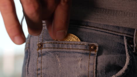 Ein-Goldener-Bitcoin,-Der-In-Einen-Mann-Gesteckt-Wird