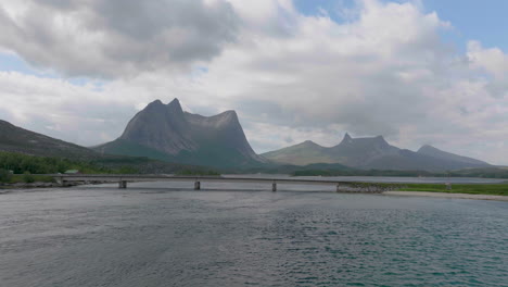 Panoramablick-Auf-Einen-Ruhigen-Fjord-Und-Eine-Brücke
