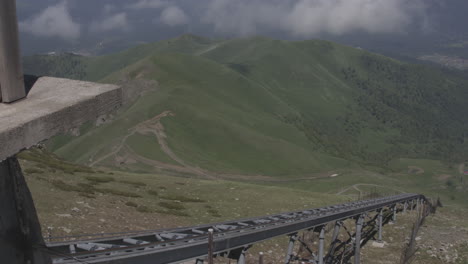Kaukasische-Berge-Von-Georgia-Unter-Weißen-Wolken-Und