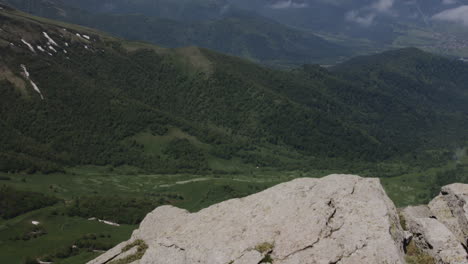 Exuberantes-Montañas-Verdes-Alrededor-De-Bakuriani-Georgia---Inclinar-Hacia-Arriba