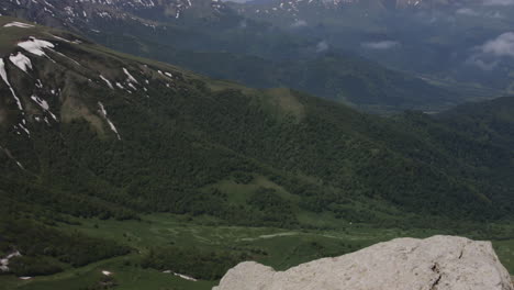 Exuberantes-Montañas-Del-Cáucaso-A-Lo-Largo-De-Bakuriani-Georgia---Inclinar-Hacia-Abajo