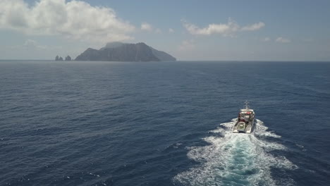 Luftschiff-Fährt-Auf-Die-Insel-Capri-Zu