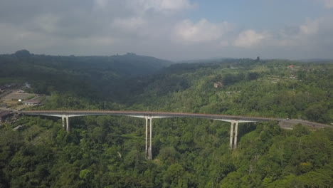 Dunstige-Luft-In-Richtung-Der-Höchsten-Jembatan-Brücke-Der-Tukad-Bank-Balis