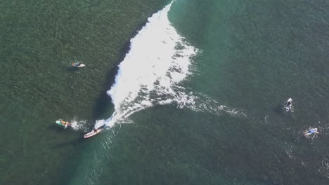 Surfer-Auf-Longboard-Fährt-Kleinen-Shorebreak