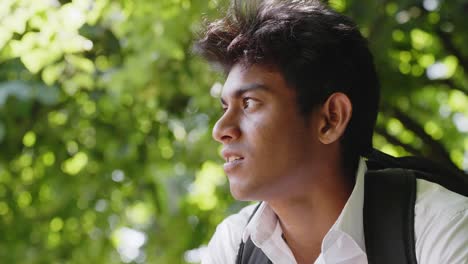 Srilankischer-Teenager,-Der-Sich-An-Das-Bedauern-Der-Kindheit-Erinnert