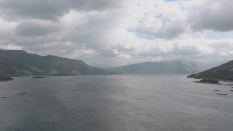 Fiordos-Dramáticos-Y-Cordillera-En-Las-Islas-Lofoten