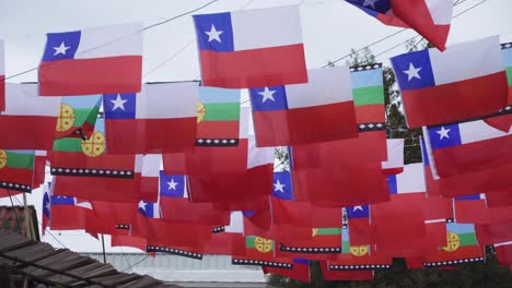 Pequeñas-Banderas-Chilenas-Que-Cuelgan-Sobre-La-Calle-En