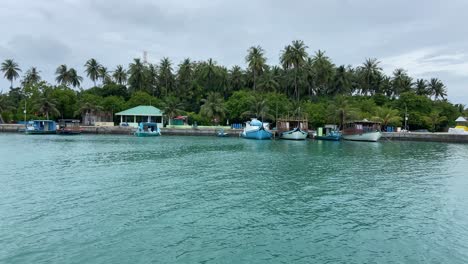 Traditionelle-Boote,-Die-An-Der-Anlegestelle-Der-Tropischen-Insel-Angedockt-Sind