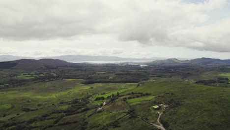 Schöne-Irland-antenne-Des-Hochlandes-Mit-Gras-Bedeckt