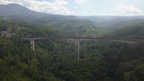 El-Tráfico-Cruza-El-Puente-Tukad-Del-Puente-Más-Alto-Y-Más-Largo-De-Bali