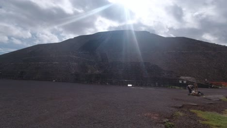 Caminando-Cerca-De-La-Antigua-Pirámide-De-Teotihuacan-Del-Sol