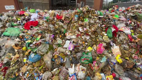 Kippen-Sie-Bis-Zu-Der-Riesigen-Menge-An-Müll