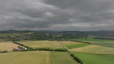 Friedliches-Ackerland,-Dunkle-Wolken-Tauchen-über-üppigen-Feldern-Auf
