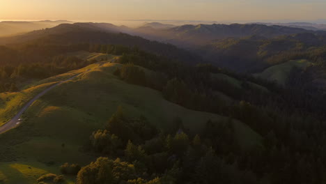 Atemberaubende-Berglandschaft-Mit-Sonnenstrahlen-Der-Goldenen-Stunde