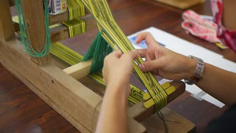 Fingers-used-to-separate-yarn-to-allow-loom