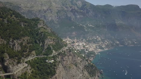 El-Tráfico-De-Vehículos-En-La-Pintoresca-Carretera-De-La-Costa-De-Amalfi-Se-Acerca