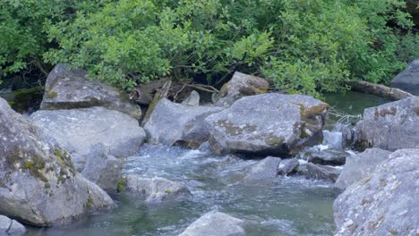 Kleiner-Bach,-Der-Tagsüber-Durch-Das-Felsige-Flussbett-Plätschert