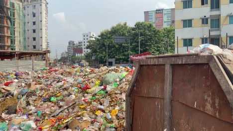 Ein-Riesiger-Müllhaufen-Umgibt-Den-Müllcontainer