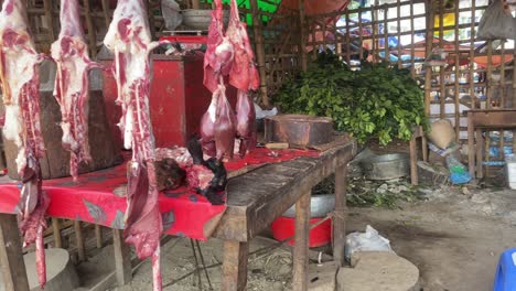 Colgando-Carne-De-Cabra-Cruda-En-Los-Carniceros-Del-Mercado-Con