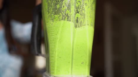 Making-Organic-Green-Vegetable-Juice-With-A-Kitchen
