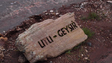 Zeichen-Für-Litli-Geysir,-Der-In-Einen-Felsen-Island-Gehauen-Ist