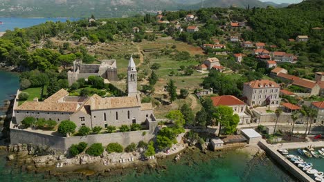 Luftbild-über-Loud-Island-In-Kroatien