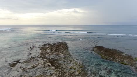 Felsiges-Ufer-Mit-Endlosem-Horizont-In-Bali-Indonesien