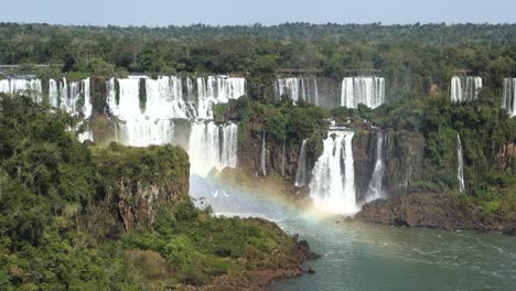 Arco-Iris-Extendido-A-Través-De-Las-Cataratas-Del-Iguazú-Con-Majestuosas-Cataratas