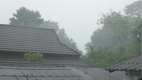 Heftiger-Regen,-Der-Auf-Das-Dach-Des-Hauses-Fällt