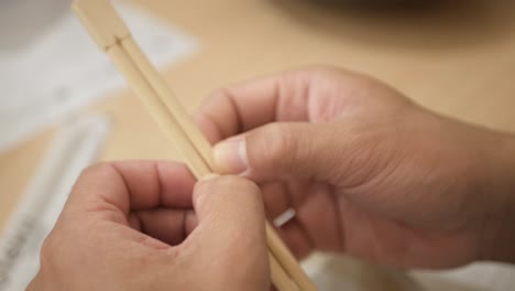 selective-focusing-view-to-hand-while-prepare-chopsticks
