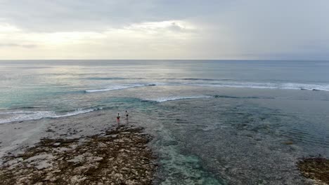 Die-Leute-Genießen-Einen-Ruhigen-Bewölkten-Tag-Auf-Der-Bali-insel