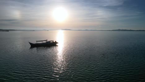 Silhouette-Eines-Indonesischen-Fischerbootes,-Das-Auf-Ruhe-Schwimmt