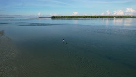 Indonesischer-Fischer,-Der-Im-Seichten-Ozean-Nach-Fischen-Fischt