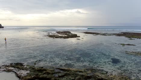 Felsige-Küste-Von-Bali-Beach-Mit-Zufälligen-Menschen