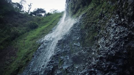 Blick-Auf-Einen-Wasserfall-Bei-Bewölktem-Wetter